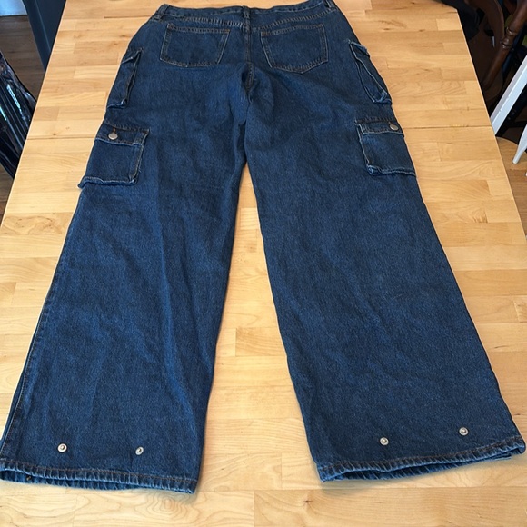 NWT Fashion Nova Billie low slung cargo jeans size 9 medium wash, inseam 31” - Picture 3 of 3